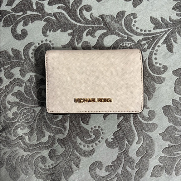 Michael Kors Baby/Pale Pink Card Holder with Gold Logo - Picture 1 of 7